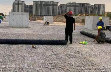 唐河土工格栅铺设前地基要怎么处理？